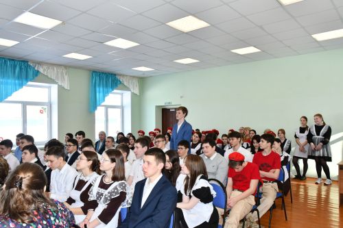 Лаишевскую гимназию №1 посетил Герой России, участник СВО Расим Баксиков