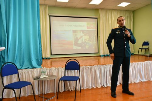 Лаишевскую гимназию №1 посетил Герой России, участник СВО Расим Баксиков
