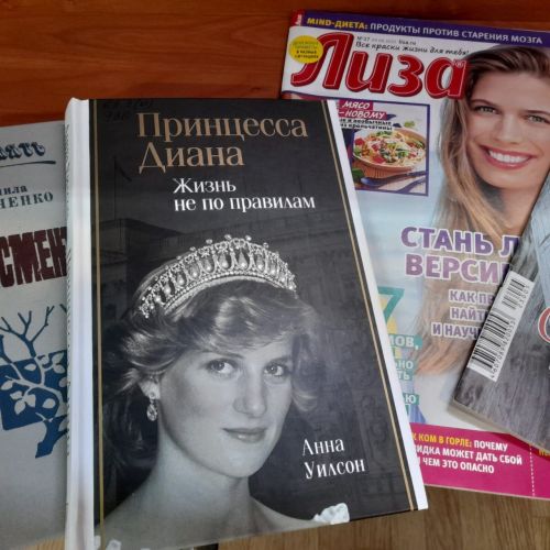 В Лаишевской библиотеке представлена выставка «Быть женщиной – это искусство»