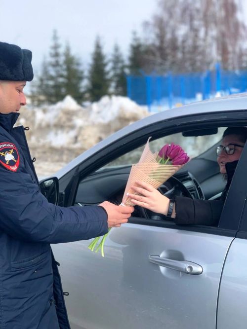 Сотрудники ГИБДД поздравили лаишевских женщин-автолюбителей с наступающим 8 Марта