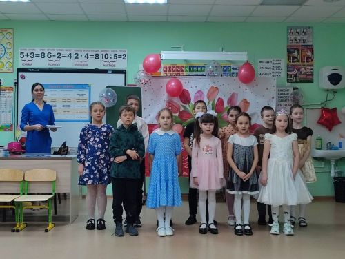 В Нармонской школе Лаишевского района в один день поздравили мам, пап и бабушек