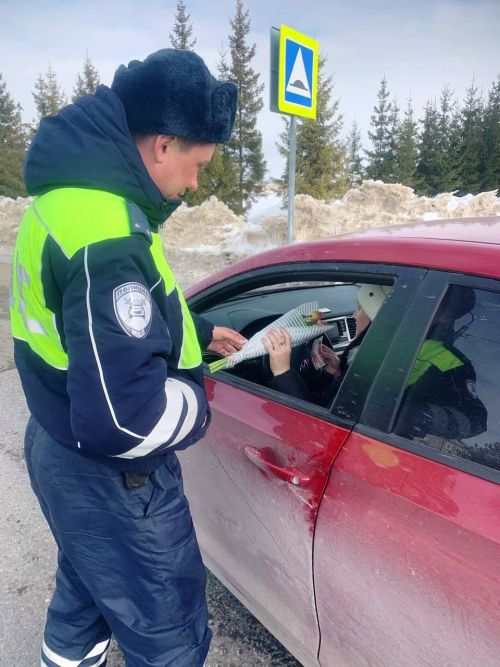 Сотрудники ГИБДД поздравили лаишевских женщин-автолюбителей с наступающим 8 Марта