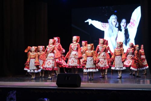 Лаишевским дамам дарили цветы в районном доме культуры
