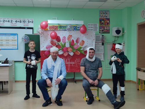 В Нармонской школе Лаишевского района в один день поздравили мам, пап и бабушек