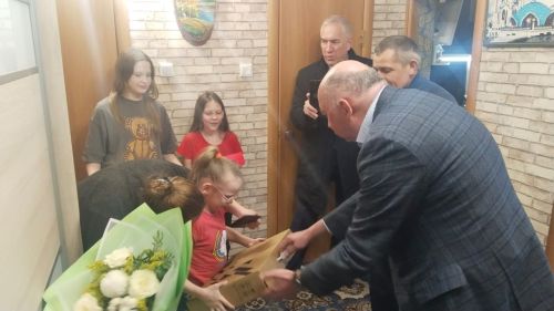 Лаишевская первоклассница получила ноутбук в подарок на 8 марта