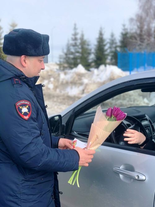 Сотрудники ГИБДД поздравили лаишевских женщин-автолюбителей с наступающим 8 Марта