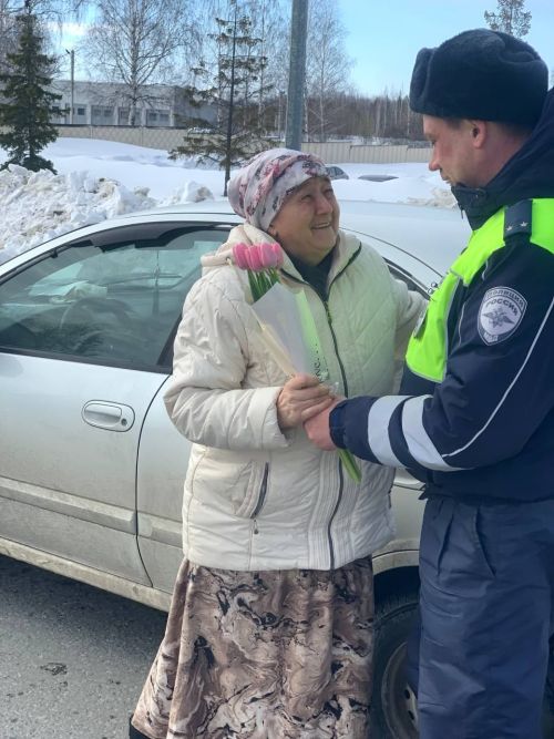 Сотрудники ГИБДД поздравили лаишевских женщин-автолюбителей с наступающим 8 Марта
