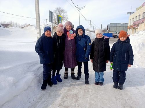 Ученики Именьковской школы Лаишевского района поздравили женщин с праздником
