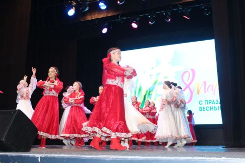 Лаишевским дамам дарили цветы в районном доме культуры