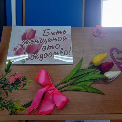 В Лаишевской библиотеке представлена выставка «Быть женщиной – это искусство»