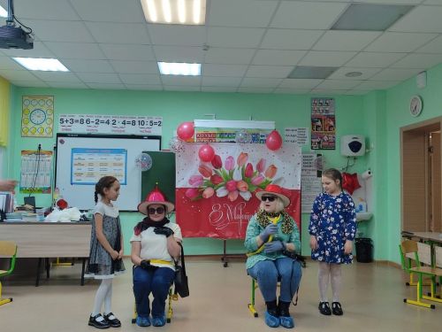 В Нармонской школе Лаишевского района в один день поздравили мам, пап и бабушек