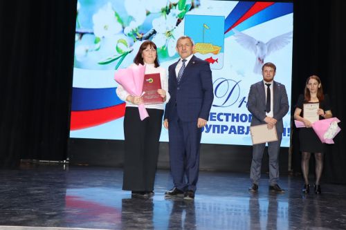 Работников органов местного самоуправления поздравили с профессиональным праздником