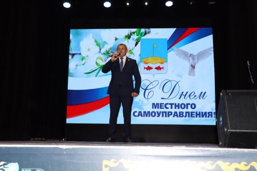 Работников органов местного самоуправления поздравили с профессиональным праздником