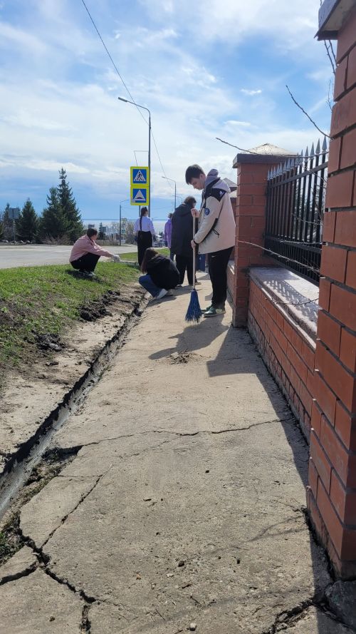 Лаишевские школьники активно поработали на городском субботнике