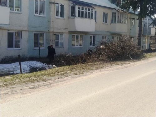 Жители многоквартирных домов тоже вышли на уборку придомовой территории