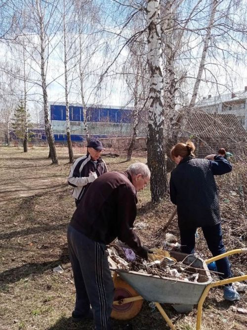 Жители многоквартирных домов тоже вышли на уборку придомовой территории