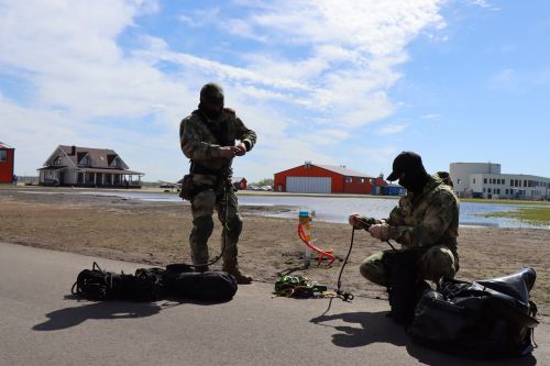 Сотрудники спецподразделений отрабатывали десантирование в Лаишевском районе Татарстана