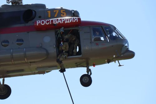 Сотрудники спецподразделений отрабатывали десантирование в Лаишевском районе Татарстана