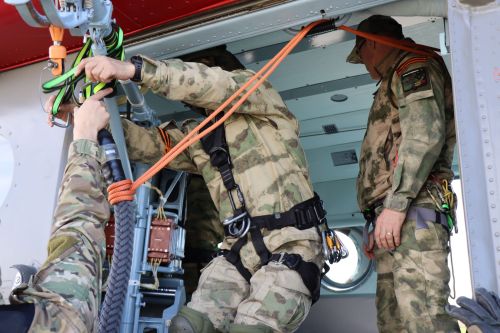 Сотрудники спецподразделений отрабатывали десантирование в Лаишевском районе Татарстана