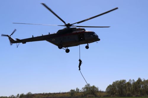 Сотрудники спецподразделений отрабатывали десантирование в Лаишевском районе Татарстана