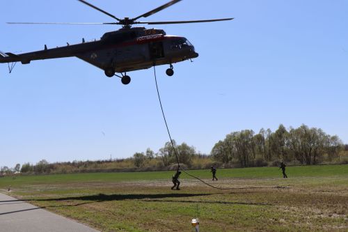 Сотрудники спецподразделений отрабатывали десантирование в Лаишевском районе Татарстана