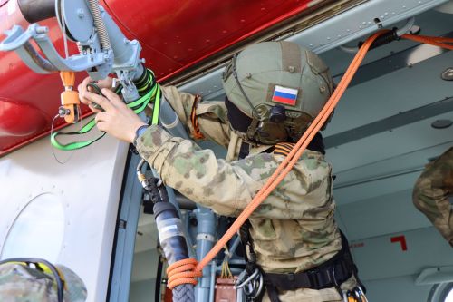 Сотрудники спецподразделений отрабатывали десантирование в Лаишевском районе Татарстана