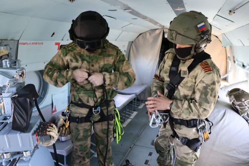 Сотрудники спецподразделений отрабатывали десантирование в Лаишевском районе Татарстана