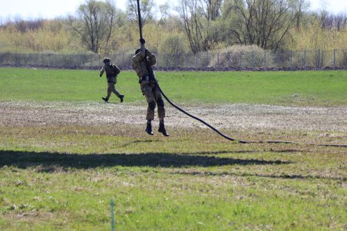 Сотрудники спецподразделений отрабатывали десантирование в Лаишевском районе Татарстана