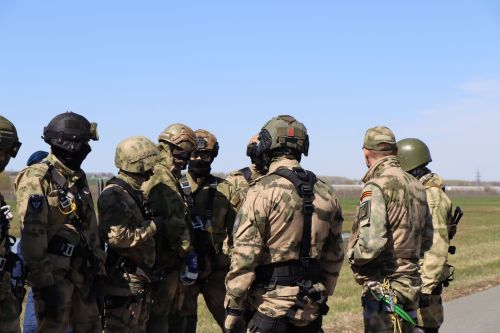Сотрудники спецподразделений отрабатывали десантирование в Лаишевском районе Татарстана