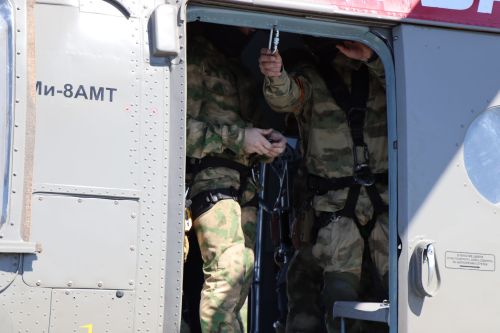 Сотрудники спецподразделений отрабатывали десантирование в Лаишевском районе Татарстана