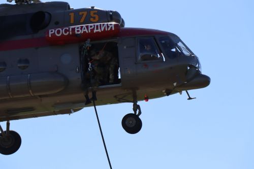 Сотрудники спецподразделений отрабатывали десантирование в Лаишевском районе Татарстана