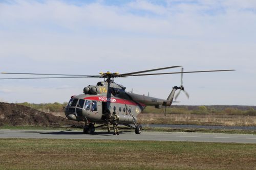 Сотрудники спецподразделений отрабатывали десантирование в Лаишевском районе Татарстана