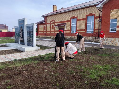 Юнармейцы Лаишевского района приводят в порядок территории памятников и обелисков