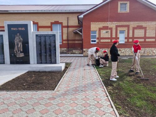 Юнармейцы Лаишевского района приводят в порядок территории памятников и обелисков