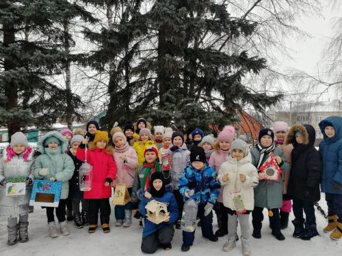 Лаишевские краеведы смастерили кормушки для птиц