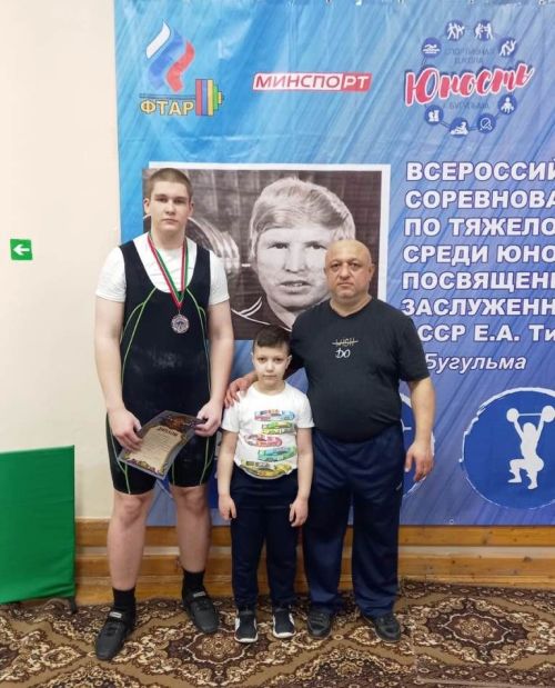 Триумфальное выступление на Всероссийских соревнованиях по тяжелой атлетике в Бугульме