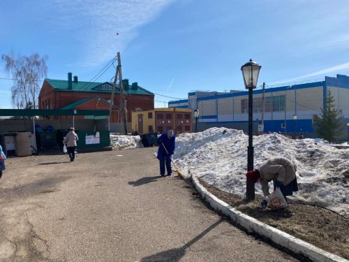 Вышли горожане на субботник