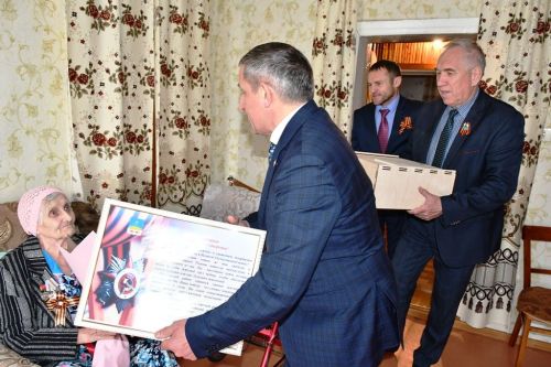 Глава Лаишевского района поздравил бывших узниц концлагерей и жительниц блокадного Ленинграда с Днем Победы