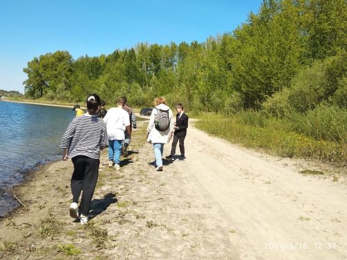 Дети Лаишевского района чистят берега озера и изучают его фауну