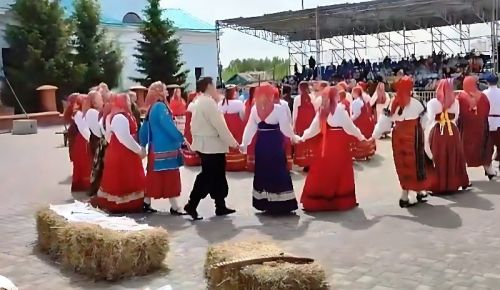 На главной сцене Каравона выступали известные в России фольклорные коллективы