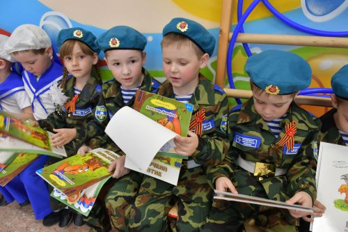 В детском саду «Рябинка» прошел второй этап конкурса строя и песни для дошкольников