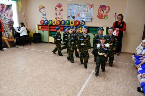 В детском саду «Рябинка» прошел второй этап конкурса строя и песни для дошкольников