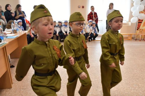 В детском саду «Рябинка» прошел второй этап конкурса строя и песни для дошкольников