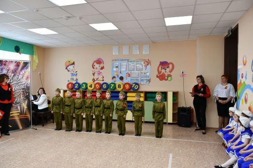В детском саду «Рябинка» прошел второй этап конкурса строя и песни для дошкольников