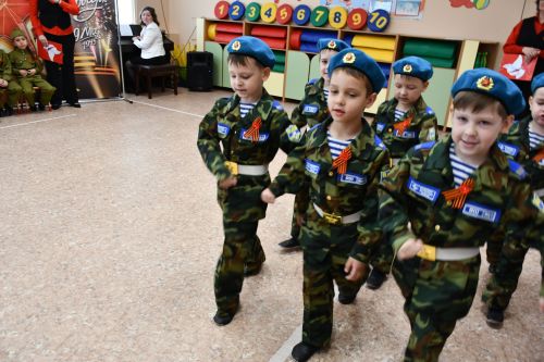В детском саду «Рябинка» прошел второй этап конкурса строя и песни для дошкольников