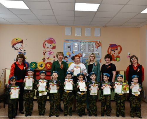 В детском саду «Рябинка» прошел второй этап конкурса строя и песни для дошкольников