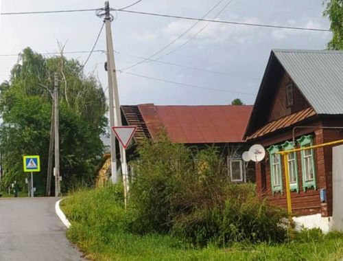 Ураганный ветер в Лаишево повредил кровлю дома