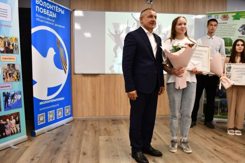 Самых инициативных представителей молодежных объединений наградил глава района