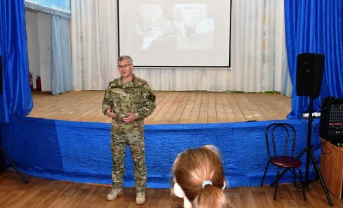 От волонтера до контрактника: житель деревни Орел рассказал ребятам о солдатских буднях в зоне СВО.