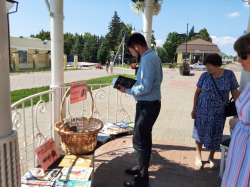 Сотрудники Лаишевской Центральной библиотеки провели уличную библио–акцию «Библиотека дарит книгу»